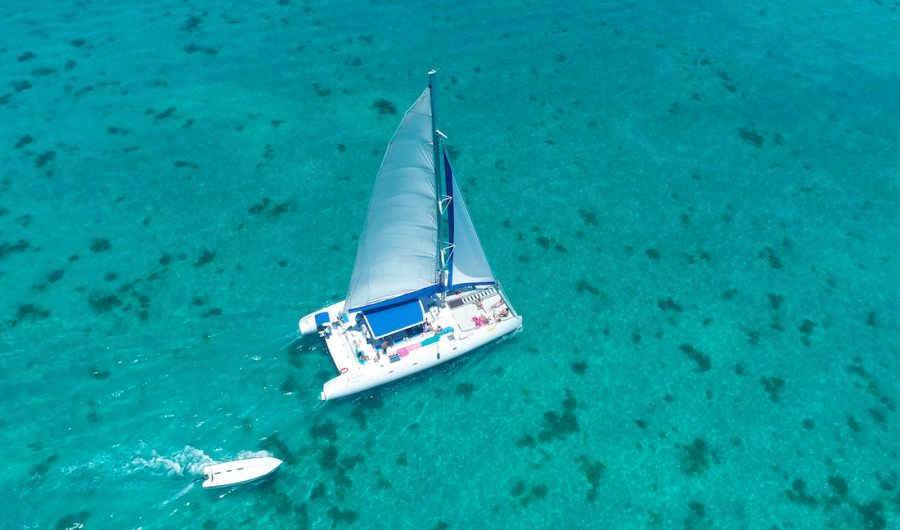 Catamaran dans un lagon turquoise, Ile Maurice