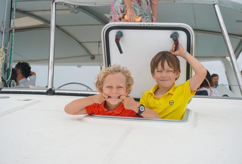 Enfants à bord d'un catamaran, Ile Maurice