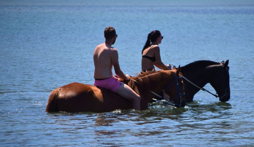 se baigner avec son cheval balade a cheval au morne Ile Maurice activite nature famille