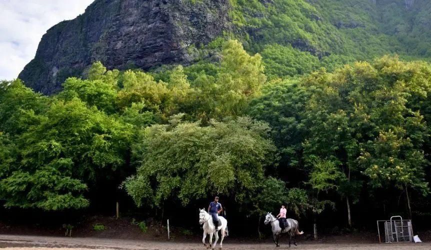 5Balade-a-cheval-sur-la-plage-ile-maurice-862x500