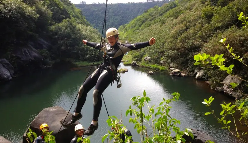 Initiation-au-canyoning-aux-7-cascades-ile-maurice-acsessible-aux-enfants-en-bas-age1-862x50